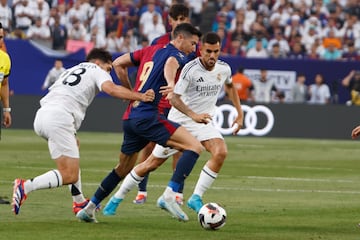 East Rutherford (United States), 03/08/2024.- Robert Lewandowski (C) of FC Barcelona in action during the first half of the Champions Tour Live soccer match between Real Madrid CF and FC Barcelona in East Rutherford, New Jersey, USA, 03 August 2024. EFE/EPA/KENA BETANCUR
