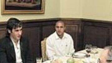 <b>CUMBRE EN EL SEÑORÍO. </b>Se repite la foto de la temporada pasada para negociar las primas, pero con Butragueño en lugar de Jorge Valdano.