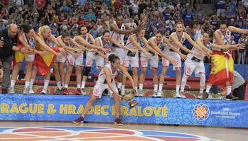 Las jugadoras españolas levantan el trofeo de campeonas de Europa.