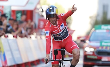 Así cruzó Roglic la meta en Madrid. Cuatro veces campeón de La Vuelta, igualando el récord de Heras.