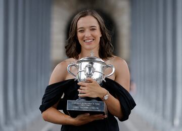 La de 22 años nacida en Varsovia y número uno del mundo ganó ante la checa Karolína Muchová su cuarto trofeo de Grand Slam, tercero en París. Hoy ya ha posado con el ansiado trofeo delante de la Torre Eiffel.