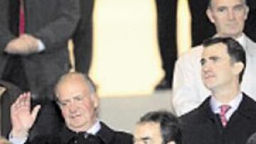 <b>PALCO REAL. </b>El Rey presidió el partido junto al Príncipe.