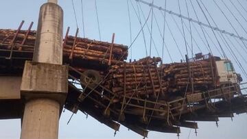 El impactante video de un camión colgando ante la caída de puente