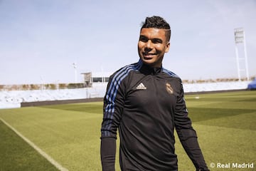 El Real Madrid junto a Adidas han presentado la que será la indumentaria para la temporada que viene. "Está diseñada para reflejar el espíritu y el sentido de unidad del club con sus aficionados bajo el lema This is grandeza, e incluye referencias al estadio Santiago Bernabéu", según explica el propio club blanco. 