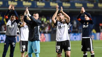 Los jugadores del Valencia saludan a su afici&oacute;n en Villarreal.