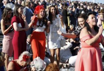 Grand National: Ladies' Day elegance from Aintree