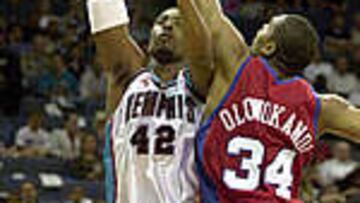 El alero de los Grizzlies Lorenzen Wright intenta anotar ante la oposición del Clipper Michael Olowokandi.