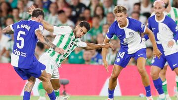 SEVILLA, 20/08/2023.- El centrocampista del Betis Ayoze Pérez (2i) lucha con el argentino Rodrigo de Paul (i), del Atlético de Madrid, durante el partido de la segunda jornada de LaLiga que disputan este domingo el Real Betis y el Atlético de Madrid en el estadio Benito Villamarín, en Sevilla. EFE/José Manuel Vidal
