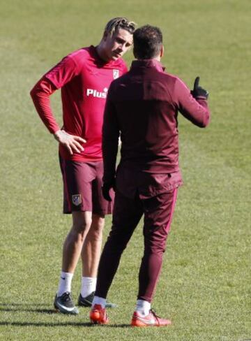 Simeone y Giménez durante el entrenamiento.