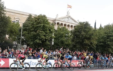 Primoz Roglic se quedó con el título en La Vuelta a España. El podio lo completó Alejandro Valverde y Tadej Pogacar. Superman López se llevó el premio de Supercombativo de la carrera y el Movistar Team de Nairo fue el mejor equipo. 