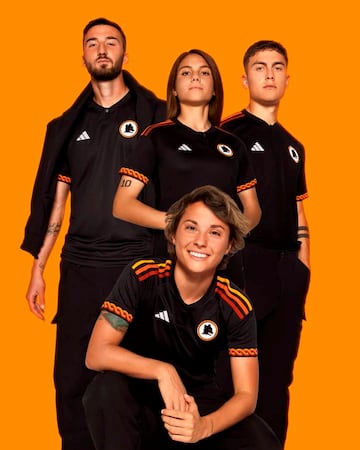 La Roma y Adidas presentaron la nueva equipación alternativa para esta temporada. La nueva equipación luce negra con el escudo de la Loba, que vistió el pecho romanista entre 1979 y 1997, y detalles artísticos recordando la época romana.