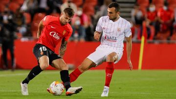 PALMA DE MALLORCA, 27/10/2021.- El defensa del Mallorca Pablo Maffeo (i) disputa un balón con Joan Jordán (d), centrocampista del Sevilla, durante el partido de la jornada 11 de LaLiga Santander disputado este miércoles en el estadio