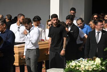 Excompañeros de equipo portan los féretros durante el funeral del delantero portugués del Liverpool, Diogo Jota, y su hermano, André Silva, en la Iglesia Matriz de Gondomar, a las afueras de Oporto.