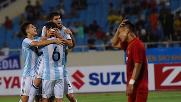 Argentina's U20 Senesi Baron Marcos Nicolas (#6) and teammates celebrate after he scored a goal against Vietnam's U22 during a friendly football match at Hanoi's My Dinh stadium on May 14, 2017. Argentina's U20 won 5-0. / AFP PHOTO / HOANG DINH NAM