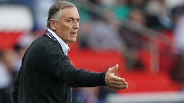 Argentina&#039;s coach Carlos Borrello during the France 2019 Women&#039;s World Cup Group D football match between Scotland and Argentina, on June 19, 2019, at the Parc des Princes stadium in Paris. (Photo by Lionel BONAVENTURE / AFP)