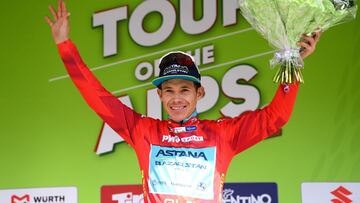 Miguel Ángel López, en el podio del Tour de los Alpes.