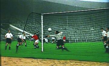 El 25 de noviembre de 1953 Hungr¨ª?a rompe la imbatibilidad de Inglaterra en Wembley tras derrotarles por un contundente 3-6.