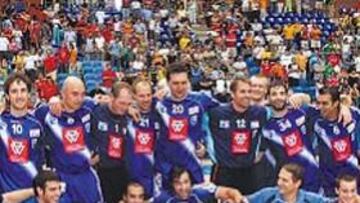 <b>CAMPEONES.</b> La plantilla del Portland celebra tras el partido la conquista de la Supercopa de España.