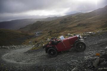 David Rolfe conduce un MG M Type de época, del año 1930, durante la 52ª edición de Lakeland. Se trata de un evento de automóviles antiguos, organizado por el Vintage Sports-Car Club, que discurre entre colinas empinadas, carreteras de cantera y caminos enfangados en el Distrito de los Lagos, al noroeste de Inglaterra.