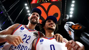 Vasilije Micic y Shane Larkin, estrellas del Anadolu Efes, tras ganar la Euroliga la pasada temporada.