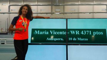 Mar&iacute;a Vicente junto al marcador que refleja su r&eacute;cord mundial y con la medalla de oro colgada al cuello. 