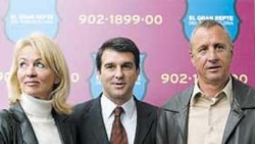 <b>MÁS SOCIOS</B>. El matrimonio Cruyff fl anquea a Laporta. Johan renovó su carnet y Danny se dio de alta.