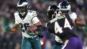 BALTIMORE, MARYLAND - DECEMBER 01: Saquon Barkley #26 of the Philadelphia Eagles runs the ball during the second quarter against the Baltimore Ravens at M&T Bank Stadium on December 01, 2024 in Baltimore, Maryland. Patrick Smith/Getty Images/AFP (Photo by Patrick Smith / GETTY IMAGES NORTH AMERICA / Getty Images via AFP)