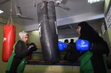 La boxeadora Razia Banu de 19 años entrena junto a su madre, Haleema Abdul Aziz, durante una sesión en el Pak Shaheen Boxing Club en Karachi, Pakistán.


