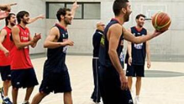 <b>COMO UNA FAMILIA. </b>Los internacionales españoles bromean con Ibaka en un entrenamiento en Kaunas, ciudad que albergó la fase final del Eurobasket de Lituania.