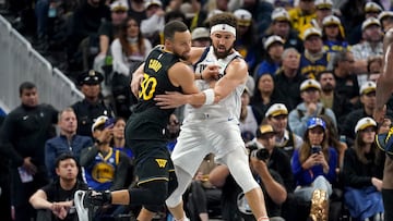 Golden State Warriors guard Stephen Curry (30) is defended by Dallas Mavericks guard Klay Thompson (31) in the second quarter at the Chase Center.