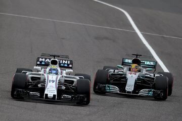 Felipe Massa por delante de Lewis Hamilton.