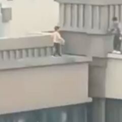 Graban a dos niños practicando parkour entre dos edificios de casi 30 plantas