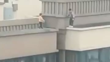 Dos ni&ntilde;os a punto de saltar de un lado a otro de un edificio de 27 plantas en China. 