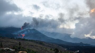 El volcán presenta grietas de gran apertura