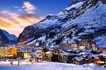 La estación se encuentra en pleno corazón de los Alpes a unos kilómetros de la frontera con Italia, en el extremo del Parque nacional de la Vanoise, una de las zonas esquiables más famosas de Europa. Cuenta con un gran número de telesillas y cañones de nieve artificial además de un par de pistas para practicar esquí extremo.