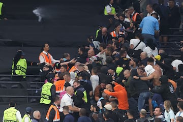 Enfrentamiento entre los seguidores del Olynpique de Marsella y los stewards del estadio durante el partido de Champions ante el Tottenham en 2022.