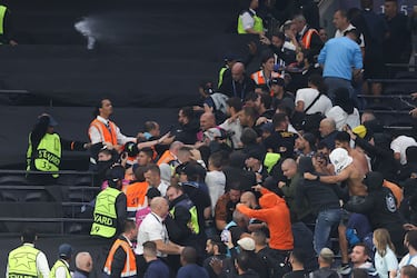 Enfrentamiento entre los seguidores del Olynpique de Marsella y los stewards del estadio durante el partido de Champions ante el Tottenham en 2022.