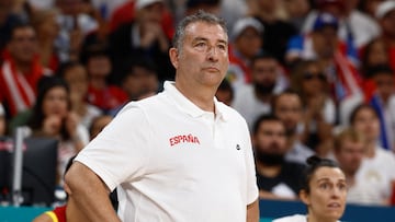 Miguel Méndez, seleccionador nacional, durante el partido de la fase de grupos de los Juegos 2024 ante Puerto Rico.