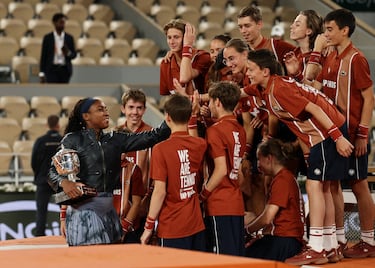 Coco Gauff saluda a los recogepelotas. 