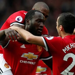 El Manchester United golea al Everton y sigue como líder
