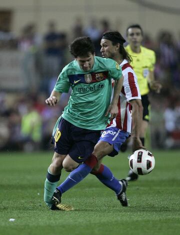 Ujfalusi entr¨® a Messi con excesiva dureza en un Atl¨¦tico-Barcelona de 2010.