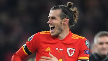 Bale loves game and is not affected by criticism - Giggs