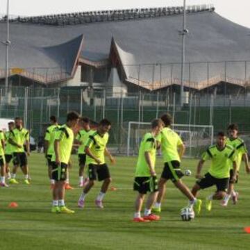 MODERNO. La Sub-21 tuvo que ejercitarse en uno de los campos anexos al Pancho Arena, en la Academia Puskas, donde hoy juega.