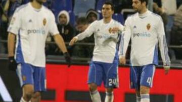 <b>NUEVA DECEPCIÓN. </b>Varios jugadores del Real Zaragoza se lamentan tras encajar un gol del Rayo Vallecano el pasado domingo en La Romareda.