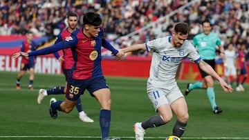 BARCELONA, 02/02/2025.- El defensa del FC Barcelona Gerard Martín (i) disputa un balón ante el centrocampista del Alavés Toni Martínez durante el partido de LaLiga EA Sports, entre el FC Barcelona y el Alavés, este domingo en el Estadio Olímpico de Montjuic en Barcelona. EFE/ Toni Albir
