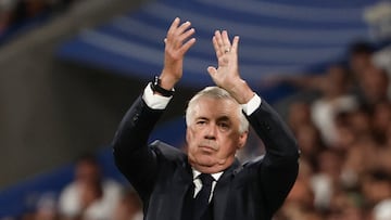 El entrenador del Real Madrid Carlo Ancelotti durante el partido de la cuarta jornada de LaLiga entre el Real Madrid y el Real Betis, este domingo en el estadio Santiago Bernab¨¦u.