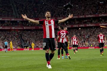 El delantero del Athletic Club enganchó esta tijera en el minuto 88 de partido la cual sirvió para que el conjunto vasco se llevara la victoria ante el Barcelona. 