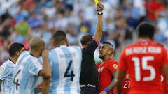 Futbol, Argentina v Chile.
 Copa America Centenario 2016.
 El arbitro Daniel Fedorczuk le muestra tarjeta amarilla roja al jugador de la seleccion chilena Arturo Vidal, derecha, durante el partido del grupo D de la Copa Centenario contra Argentina en el estadio Levi&#039;s de Santa Clara, Estados Unidos.
 06/06/2016
 Andres Pina/Photosport*********
 
 Football, Argentina v Chile.
 Copa America Centenario Championship 2016.
 Referee Daniel Fedorczuk shows the red yellow card to Chile&#039;s player Arturo Vidal, rigt, during the Copa Centenario Chmpionship football match against Argentina at the Levi&#039;s Stadium in Santa Clara, United States.
 06/06/2016
 Andres Pina/Photosport