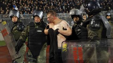 Ultra del Partizán, evacuado por la policía.