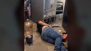 Contrata a un técnico para que le arregle su frigorífico y alucina con lo que se encuentra cuando vuelve: “Vinieron a repararlo...”